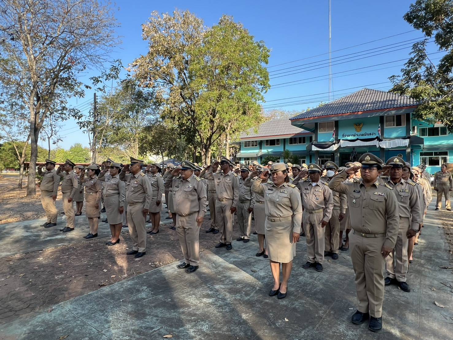 🏡 สพอ.เนินสง่า : ร่วมกิจกรรมเข้าแถวเคารพธงชาติ ก่อนการประชุมกำนัน ผู้ใหญ่บ้าน แพทย์ประจำตำบล สารวัตรกำนันและผู้ช่วยผู้ใหญ่บ้าน ครั้งที่ 2/2569 ประจำเดือนกุมภาพันธ์  2569