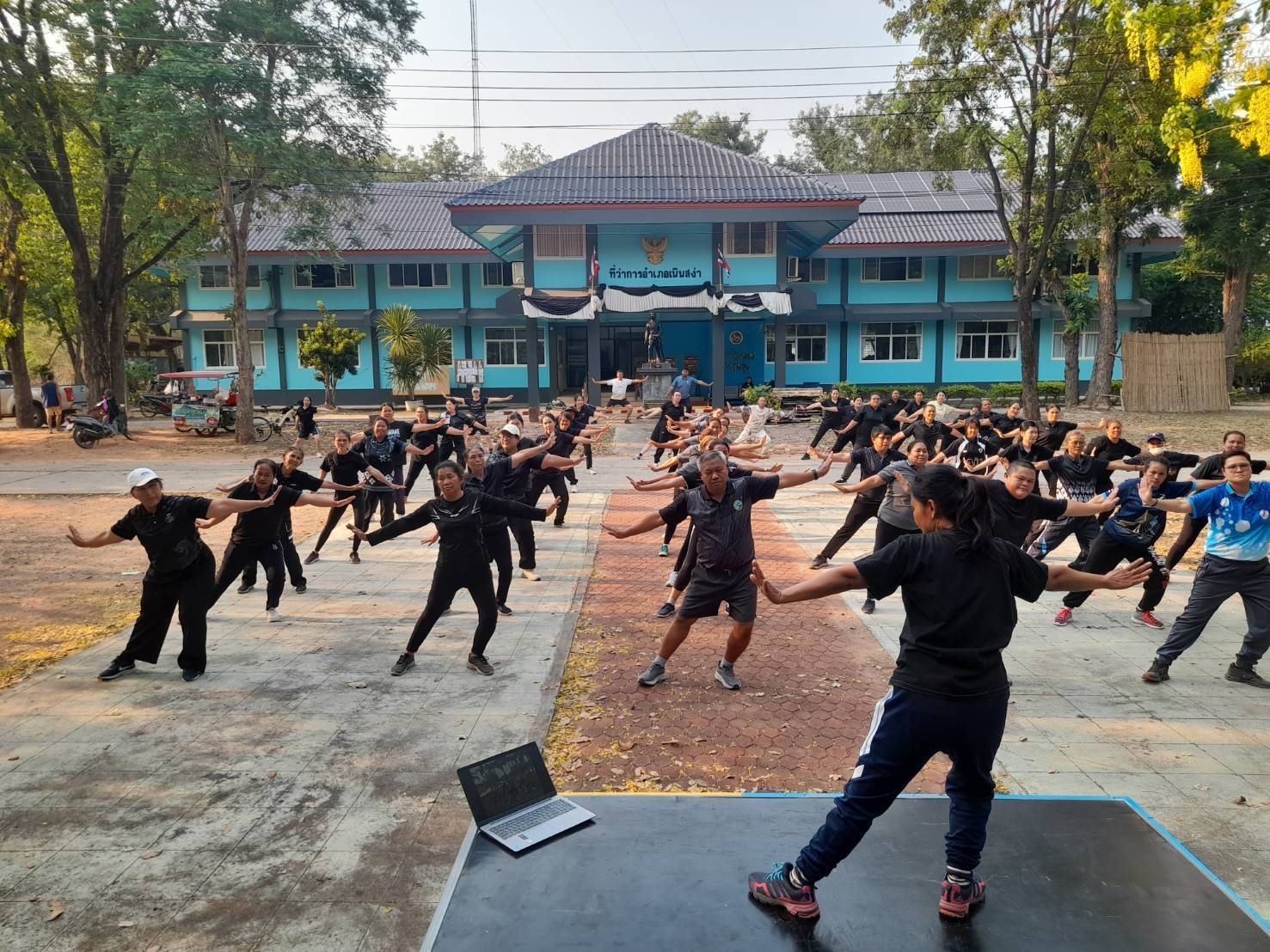 สพอ.เนินสง่า ร่วมกิจกรรมออกกำลังกายส่งเสริมสุขภาพ สร้างความสามัคคีของส่วนราชการและภาคีเครือข่ายในพื้นที่